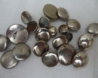 21 boutons en métal, argent