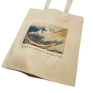 Zwei kleine Fischerboote auf dem Meer, Wild Sea at Choshi Stofftasche mit Titel