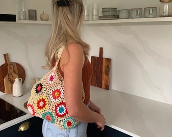 Weiße handgemachte gehäkelte gestrickte Umhängetasche Grandma Square Boho Tote für Sommer-Shopping-Festivals, auch in Blau, Rosa und Grün