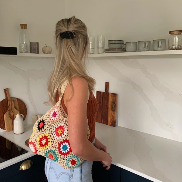 Witte handgemaakte gehaakte gebreide schoudertas oma vierkante Boho Tote voor zomerwinkelfestivals ook in blauwroze en groen