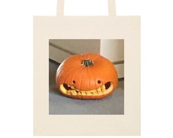 Divertida bolsa de mano de Halloween con un meme de calabaza sonriente y angustiada