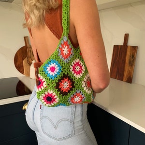 Sac à bandoulière tricoté au crochet fait main Grand-mère carrée bohème fourre-tout pour les festivals de shopping d'été Vert