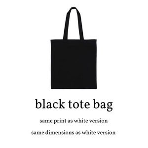 Peut inclure: Un sac fourre-tout noir avec des anses noires. Le sac est de forme rectangulaire et pr&eacute;sente un design simple. Le texte "black tote bag" est affich&eacute; en dessous, avec des informations sur l'impression et les dimensions.