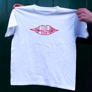 Save the Drama for Your Mama - Cropped Baby Tee - Rachel Inspired - Cropped Fit Y2K Style - Handmade Screen Printed T-Shirt - UK Made