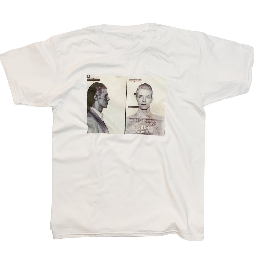 デヴィッド・ボウイのマグショットTシャツ、象徴的な音楽レジェンドT