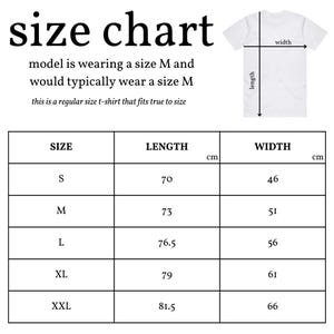 May include: A white t-shirt size chart with measurements in centimeters. The chart includes sizes S, M, L, XL, and XXL, with corresponding lengths and widths. The text states the model wears a size M and the shirt fits true to size.