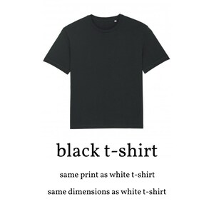 Pu&ograve; includere: Una t-shirt nera. La t-shirt ha un collo rotondo e maniche corte. La t-shirt &egrave; liscia, senza design o grafica.