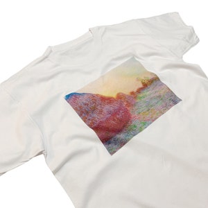 Peut inclure: T-shirt blanc avec un imprimé abstrait coloré d'un paysage avec un coucher de soleil.