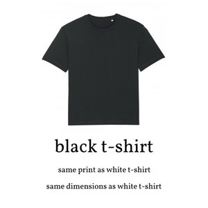 Op de afbeelding: Een zwart t-shirt. Het t-shirt heeft een ronde hals en korte mouwen. Het t-shirt is effen zonder ontwerp of grafische afbeelding.