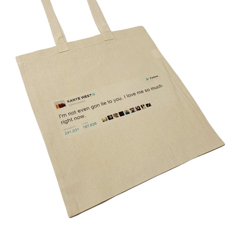Może przedstawiać: Beżowa torba typu tote z nadrukowanym obrazkiem tweeta Kanye Westa. Tweet brzmi "I'm not even gon lie to you. I love me so much right now." Tweet ma 241 031 retweet&oacute;w i 187 626 polubień.