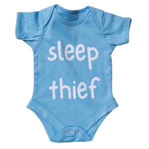 Sleep Thief Baby Grow – grappige handbedrukte romper – zacht katoenen babycadeau – schattig kraamcadeau – meerdere kleuren