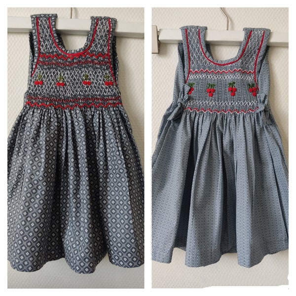 Robe à smocks gris à broderie rouge. Robe à smocks bébé fille. Robe à smocks printemps. Robe smockée à la main. Robe 6 mois