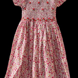 Gesmoktes Kleid aus Liberty-Stoff. Gesmoktes Kleid mit fliegenden Ärmeln. Kleid aus gesmokter Baumwolle mit Blumenmuster. Lila Kleid. Kleid für die Hochzeit. Zeremonienkleid. 5 ans - motif 2 EU-Kindergröße