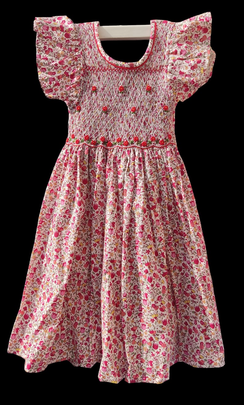 Gesmoktes Kleid aus Liberty-Stoff. Gesmoktes Kleid mit fliegenden Ärmeln. Kleid aus gesmokter Baumwolle mit Blumenmuster. Lila Kleid. Kleid für die Hochzeit. Zeremonienkleid. 5 ans - motif 2 EU-Kindergröße