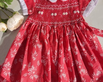 Robe à smocks rouge orangé. Robe en coton à col claudine. Robe pour fille 6 mois à 4 ans, smockée à la main.