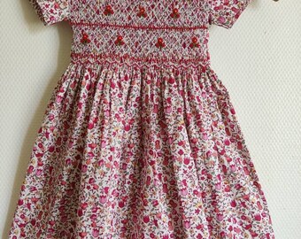 Robe à smocks tissu Liberty. Robe à smocks fleurie en coton. Robe Lila. Robe pour mariage. Robe cérémonie. Robe demoiselle d'honneur.