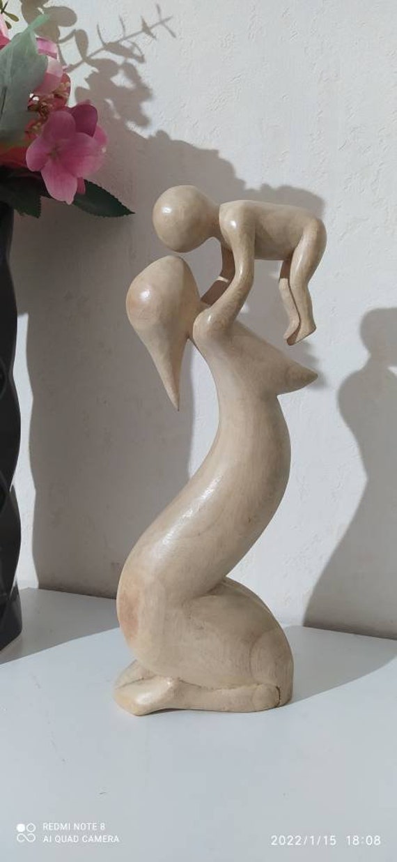 statuette en Bois d'une Maman et Son Enfant