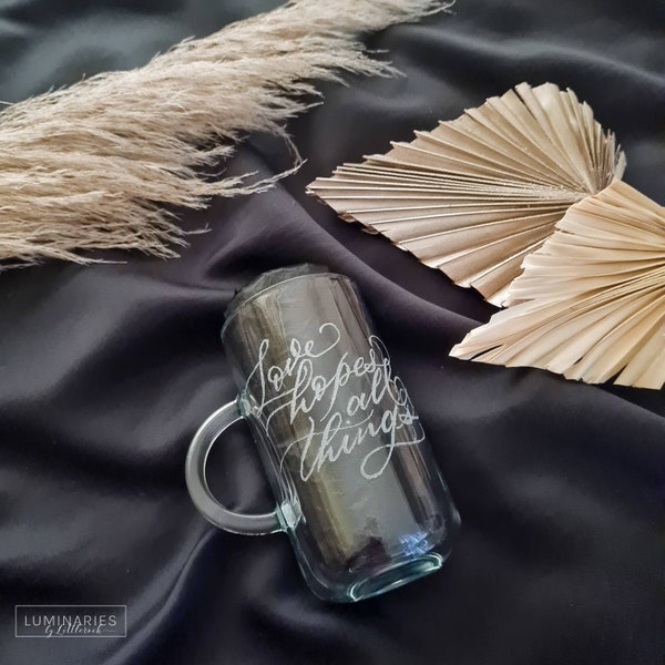 Handgravierte Tasse | "Love Never Fails" | Handgravierte Kalligraphie Zitat