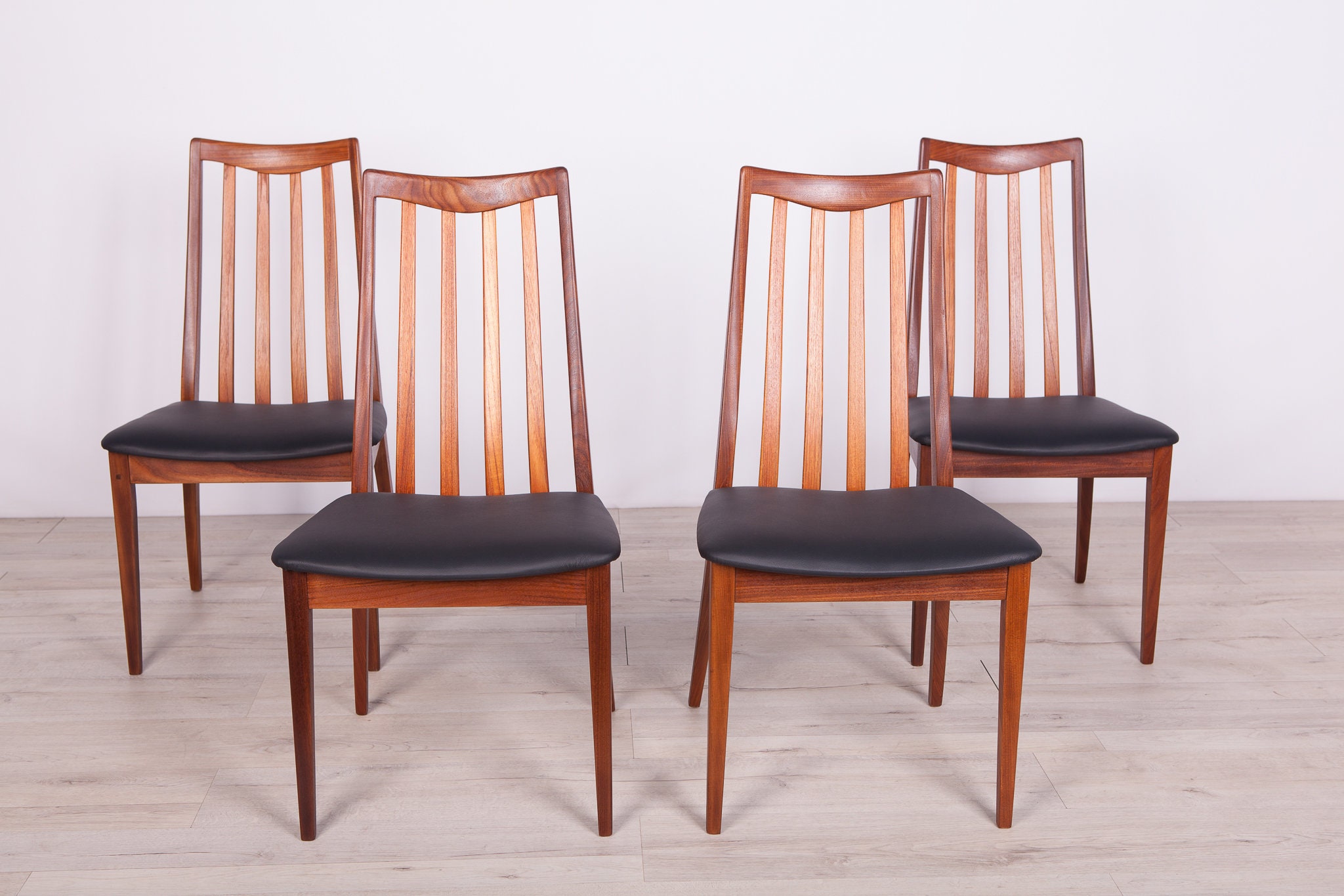 TEAK & LEATHER DINIG CHAIR② Vintage Teak & Leather Dining Chairs by Leslie Dandy for G-plan