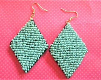 Turquoise driehoekige oorbellen met dikke kraaltjes
