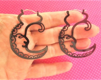 Black moon face wave earrings