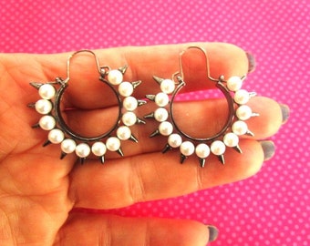 Pearl spike wire hoops