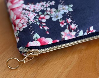 Cette trousse de toilette à motif floral romantique a été confectionnée à partir des derniers restes de ce magnifique tissu de coton. Matelassée avec des points décoratifs.