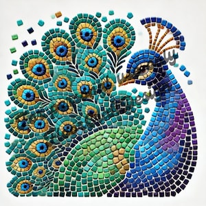 以下が含まれることがあります： 青、緑、金、紫の色合いのモザイク孔雀のデザイン。孔雀の体と尾羽は、小さな正方形のタイルで構成されています。このデザインは、白い背景に、尾羽に詳細な目のパターンを特徴としています。