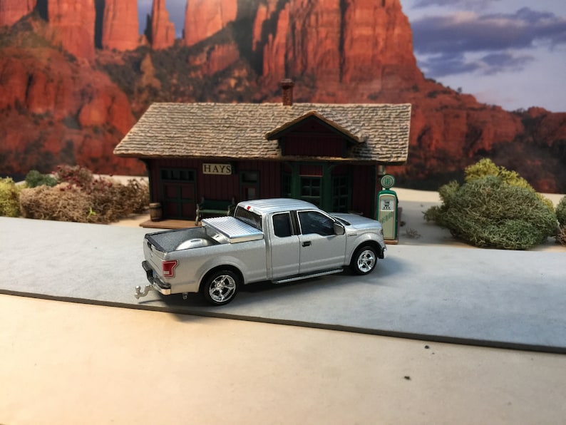 Greenlight Ford F-150 Customized with Chip Foose Rims added 1:64 scale toolbox in bed hitch and tow series