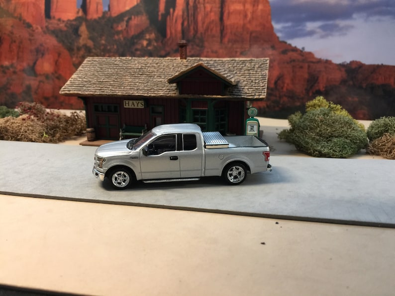 Greenlight Ford F-150 Customized with Chip Foose Rims added 1:64 scale toolbox in bed hitch and tow series