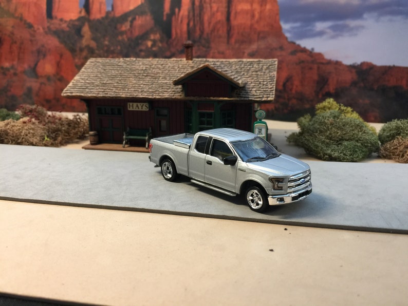 Greenlight Ford F-150 Customized with Chip Foose Rims added 1:64 scale toolbox in bed hitch and tow series