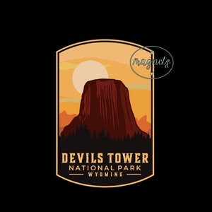 Puede incluir: Una ilustración de estilo vintage del Parque Nacional Devils Tower en Wyoming. La imagen presenta una silueta marrón de Devils Tower sobre un fondo de puesta de sol con un sol amarillo.