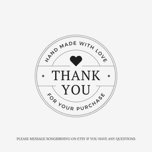Puede incluir: Un gr&aacute;fico circular en blanco y negro con las palabras "HAND MADE WITH LOVE" y "THANK YOU FOR YOUR PURCHASE" que rodean un coraz&oacute;n negro. El texto "PLEASE MESSAGE SONGBIRDSVG ON ETSY IF YOU HAVE ANY QUESTIONS" est&aacute; en la parte inferior.
