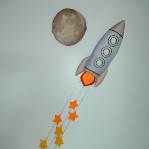 宇宙ロケットと月の壁掛け、宇宙の寝室、宇宙の子供部屋の装飾、ロケットの装飾、宇宙のモビール、子供用ロケットの装飾