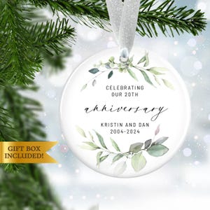 Adorno de aniversario de boda personalizado, adorno navideño, regalo de aniversario de boda, adorno de cerámica, adorno personalizado 2024