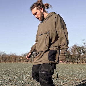 Colossus Men's Oversized Hoodie mit Daumenlöchern und 8-Pocket-Design in Olivgrün, Techwear, Gebrauchsspuren, Streetwear