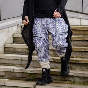 Poseidon - Pantaloni cargo utility da uomo in denim stampato, stile streetwear d&#39;avanguardia con denim stampato, cavallo basso, passanti per cintura