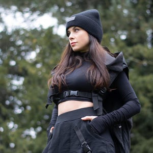 Luxury Womens Long Sleeve Black Cropped Top W/ Thumbholes