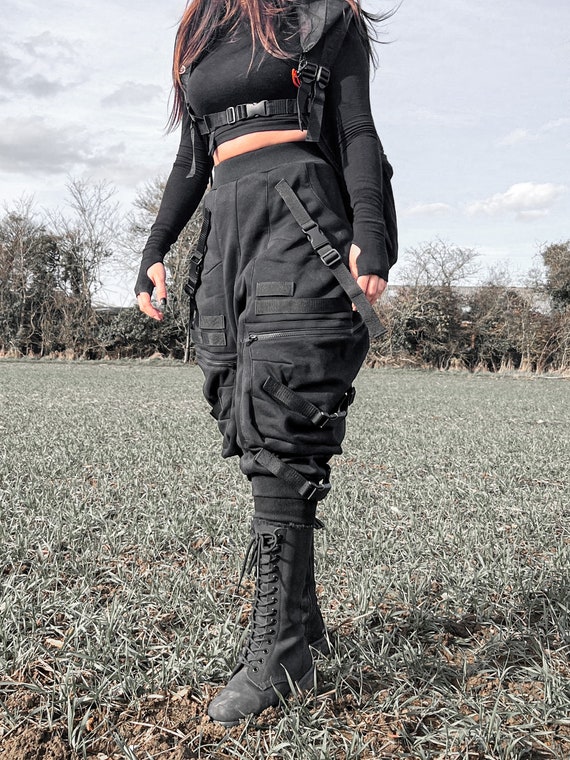 Sculpt Buckle Belt Pocket Cropped Pants