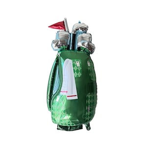 Puede incluir: Un globo de aluminio con forma de bolsa de golf verde que presenta un patr&oacute;n de rombos plateados y blancos en los bolsillos. El globo incluye una bandera roja en la parte superior y palos de golf plateados que sobresalen de la bolsa.