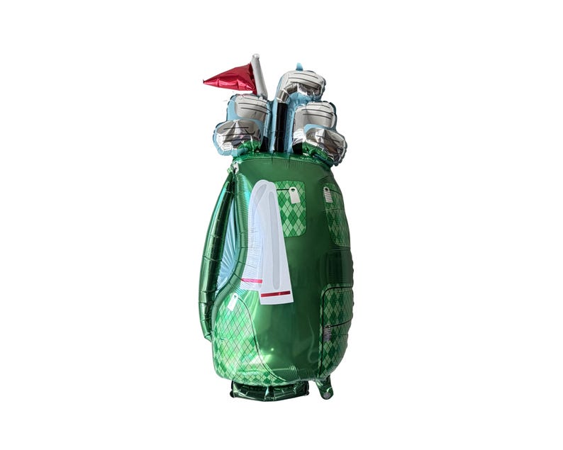 Puede incluir: Un globo de aluminio con forma de bolsa de golf verde que presenta un patr&oacute;n de rombos plateados y blancos en los bolsillos. El globo incluye una bandera roja en la parte superior y palos de golf plateados que sobresalen de la bolsa.