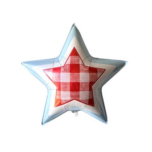 K&ouml;nnte beinhalten: Ein sternf&ouml;rmiger Ballon mit einem rot-wei&szlig; karierten Muster in der Mitte. Der Ballon hat einen hellblauen Rand und wei&szlig;e Akzente. Der Ballon ist als Stern gestaltet.