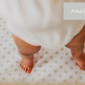 Minicuna Pack n Play, Sábana de algodón, Cuna portátil, Ropa de cama ajustable gris para bebé, Cuna de guardería de lunares, Género neutro, Algodón OEKO-TEX para niño y niña
