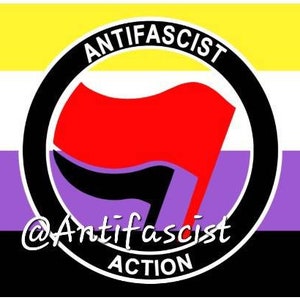 Pode incluir: Uma bandeira preta e branca com uma faixa amarela, branca e roxa. No centro da bandeira há um círculo preto com o texto "ANTIFASCIST ACTION" e um punho vermelho com um braço preto segurando uma bandeira vermelha.