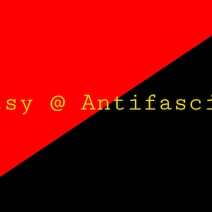 Puede incluir: Una bandera diagonal roja y negra con el texto "Etsy @ Antifacist" en amarillo.