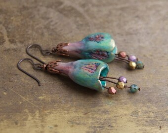 Glocken Ohrringe mit tschechischen Glasperlen, handgefertigte Polymerton Glocken, Niob Ohrhaken