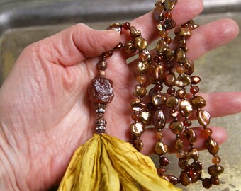 Collana mala di perle Keshi e granato hessonite con calcite e nappa in seta sari riciclata, collana di pietre preziose molto lunga, mala da 108 perle