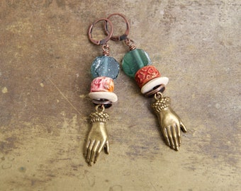 Hand Ohrringe, handgefertigte Keramikperlen, antikes römisches Glas, Heilende Hände