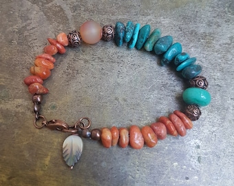 Türkis und Koralle Armband, alte Korallenperlen, echter Türkis, Achat, handgefertigte Lampwork Perle, Perlmutt Blatt und Kupferperlen