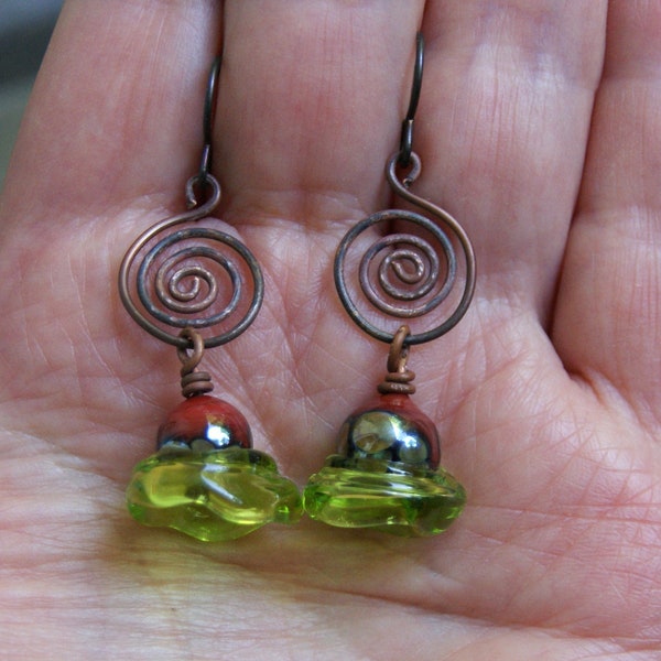 Ohrringe mit handgefertigten Lampwork Blüten an Kupferspiralen, Niob Ohrhaken